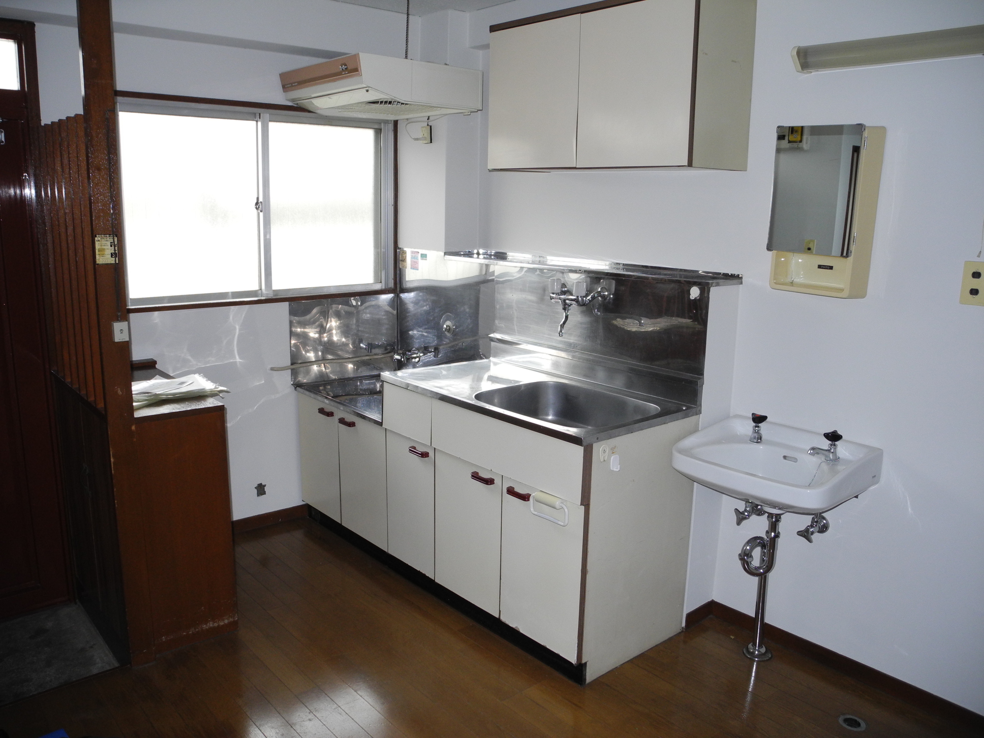 集合住宅の小さなキッチンの一例。掲載機種の設置例ではありません。